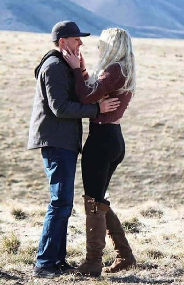 2. И вот в жизни Элисон произошло долгожданное событие: Ливай сделал ей предложение. Это был особенный момент для пары, их собаки Эйс...