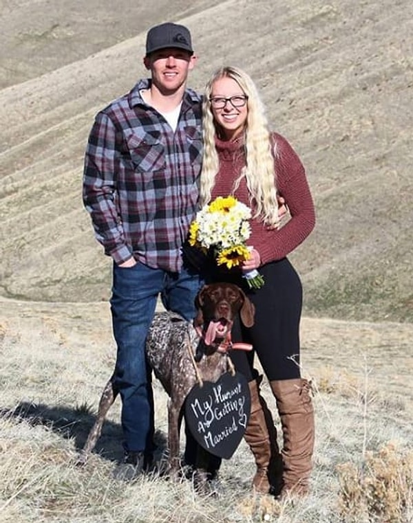 2. И вот в жизни Элисон произошло долгожданное событие: Ливай сделал ей предложение. Это был особенный момент для пары, их собаки Эйс...