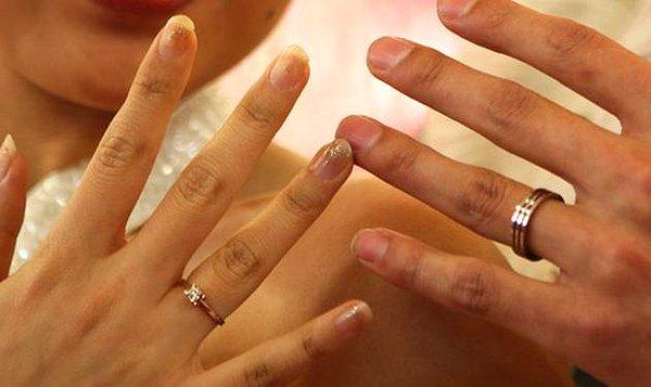 3. "İnsanların evlenince yüzüklerini yüzük parmağına takılmalarının nedeni; o parmaktaki damarın direkt kalbe gidiyor olmasıdır."