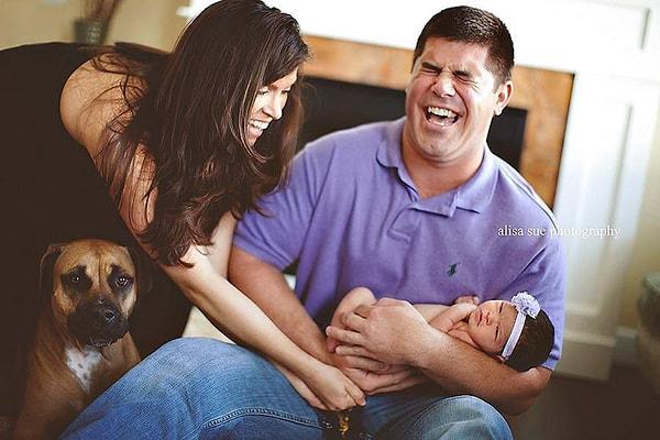2. "Baba gülüyor, anne kakayı yakalamaya çalışıyor ve köpeğin surat ifadesi her şeyi özetliyor."
