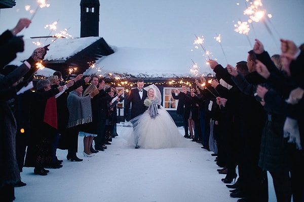 4. И, кстати, то же самое происходит и в других промышленно развитых странах (например, в США): люди предпочитают сочетаться узами брака уже после того, как заведут детей.