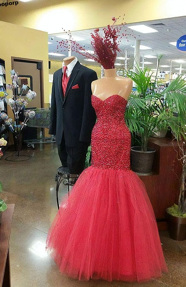 12. Хм... тот, кто наряжал этого манекена, явно пересмотрел кровопролитных фильмов!