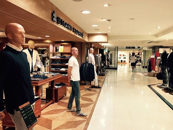 16. "Мой друг мог бы подрабатывать манекеном!"