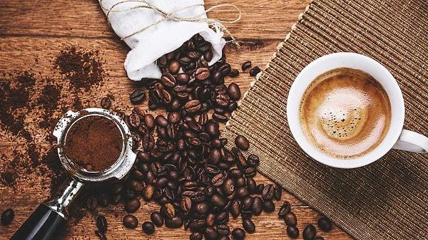 Kahve çekirdekleri, Coffea bitkisinin kahve kirazı olarak bilinen meyvesinden çıkarılan tohumlarıdır. Bu çekirdekler, keyif aldığımız aromatik ve lezzetli kahveyi oluşturmak için hasat edilir, işlenir ve kavrulur. İki ana kahve çekirdeği türü vardır: Arabica ve Robusta.