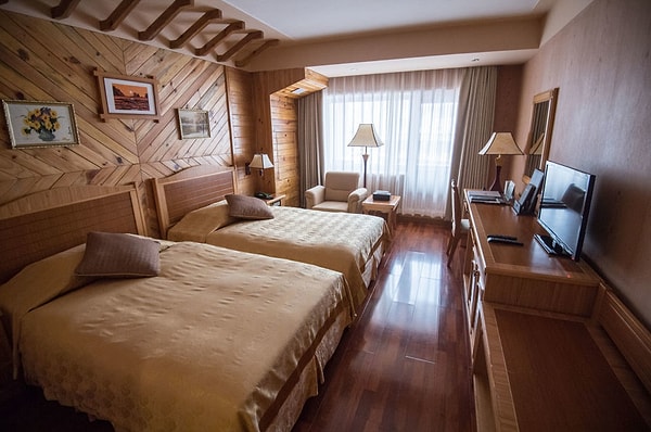 8. В курортном отеле 120 гостиничных номеров. Из прочих развлечений там есть бассейн, бильярд, караоке-зал и сауна.