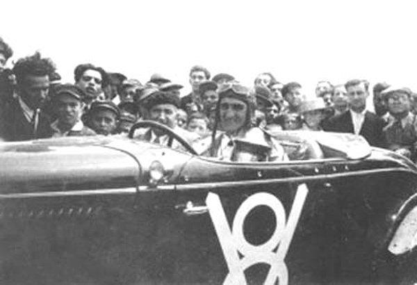 6. Yıl 1922’yi gösterdiğinde, hız tutkunu Sâmiye Cahid Hanım üyesi olduğu Turing Kulüp'ün her sene düzenlediği geleneksel otomobil yarışlarına katılmaya başladı.