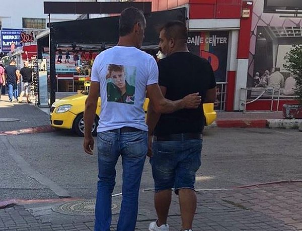 9. Belieber olmanın yaşı yok, gel seni de aramıza alalım.