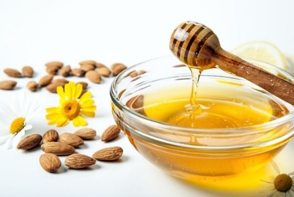 6. Смешайте мёд, миндальное масло и сахар