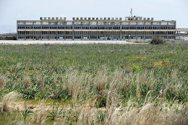 2. Главный терминал находится в состоянии упадка в зоне отчуждения на греческой стороне разделенного города Никосия