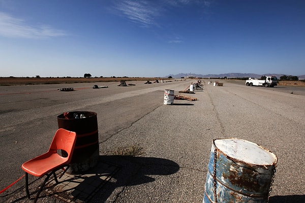 16. Стальные бочки на взлетной полосе