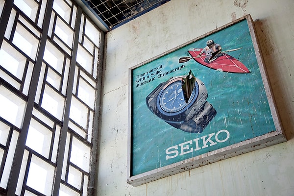 21. Рекламный щит 70-х годов внутри здания остался нетронутым