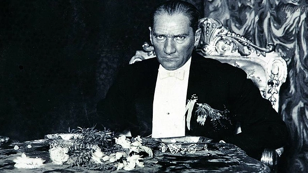 "Oyunda olmamız da onların isteğiydi ama son anda Mustafa Kemal resimleri bile istenilmedi"