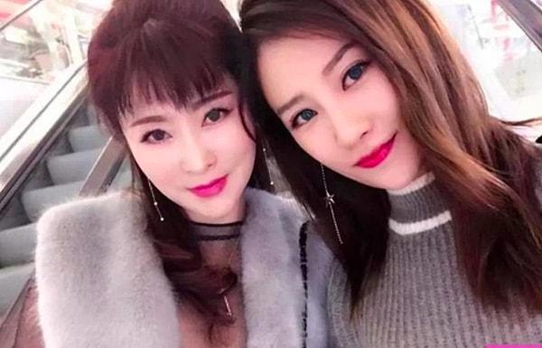 Hatta 25 yaşındaki kızıyla verdiği pozlarla adeta düşman çatlatan 51 yaşındaki Çinli kadın.