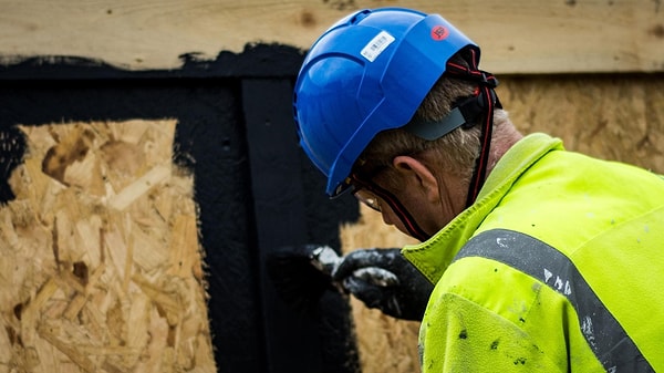 7. Интересно то, что при этом необразованные люди настолько же ценят институт семьи, насколько и образованные, но, по всей видимости, условия их жизни слишком тяжелые, чтобы при этом суметь построить нормальный брак.