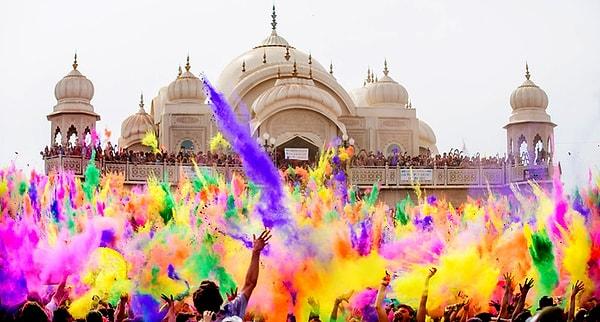Hindistan'da ise dünyaca ünlü Holi Festivali zamanıdır.