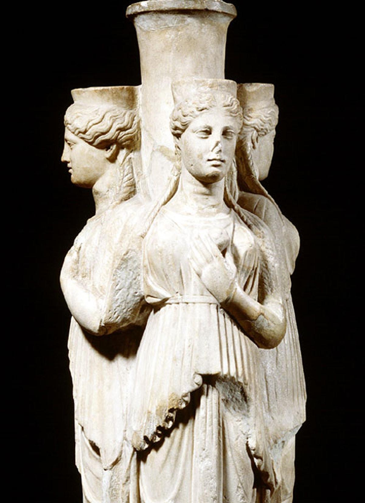 статуя свободы и богиня геката