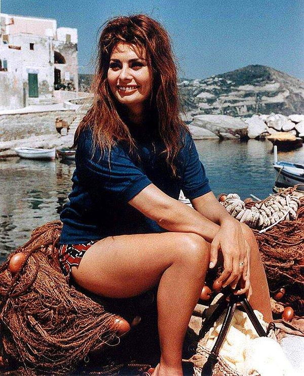 Tabii ki Akdeniz dedik mi zeytinyağı olmadan ne mutfak ne güzellik olur... İtalyan kadınları da zeytinyağı mucizesinden sonuna kadar faydalanıyorlar. Sophia Loren de onlardan biri!