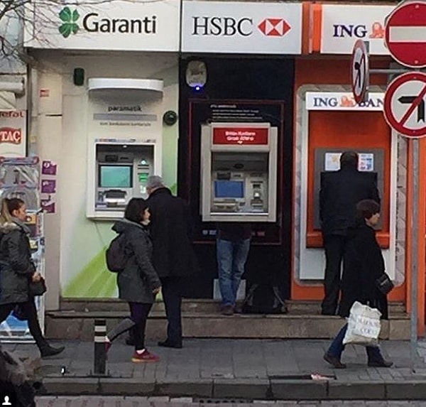 9. Так вот кто деньги отсчитывает и выдает...