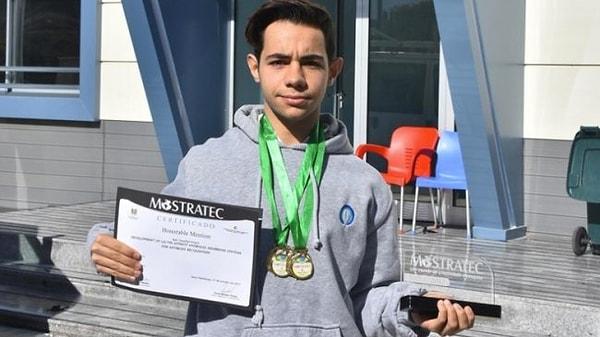 9. 800'den fazla projenin katıldığı uluslararası Mostratec proje yarışmasında üç dalda birincilik elde eden 17 yaşındaki Mert Ege Arıcı.