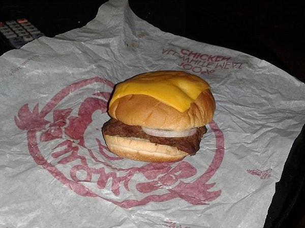 19. Hamburgerin nasıl olması gerektiğini tam olarak anlayamamış. 🤔