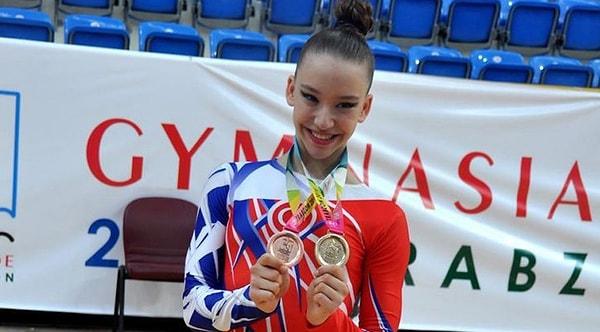 19. Jimnastikte dünya şampiyonu olan 17 yaşındaki Ayşe Begüm Onbaşı.