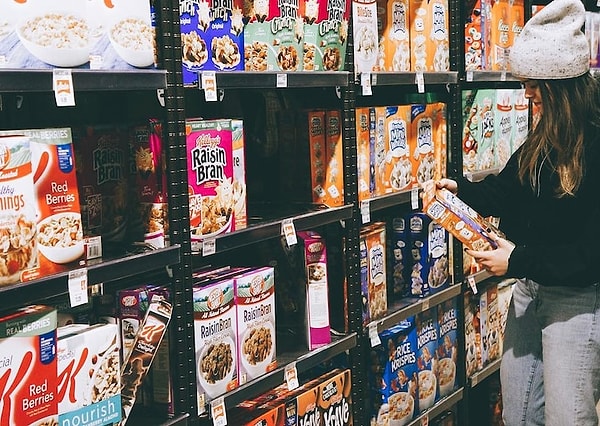 7. Покупайте вещи с верхних и нижних полок