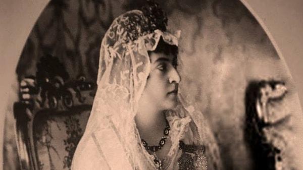 Ömrü beş padişah görecek kadar uzun olan, II. Mahmut ile Zernigar Sultan'ın kızı Adile Sultan Osmanlı Hanedanının tek kadın şairidir.