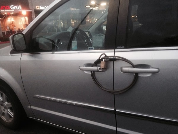 12. Вы бы так свою машину оставили?