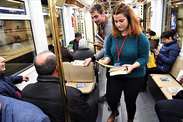 12. İzmir Bornova Belediyesi yeni bir kitap okuma projesi başlattı. Bornova Evka 3’ten  metroya binen vatandaşlara 600 kitap dağıtılarak okumanın önemi anlatılıyor.