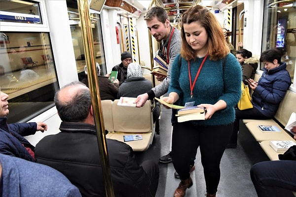 12. İzmir Bornova Belediyesi yeni bir kitap okuma projesi başlattı. Bornova Evka 3’ten  metroya binen vatandaşlara 600 kitap dağıtılarak okumanın önemi anlatılıyor.