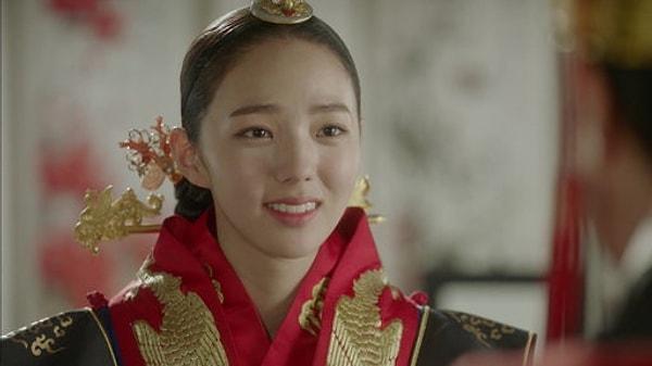 Bu karmaşık aşk hikayesinin dördüncü ayağı olan Chae Soo Bin ise dizide, Veliaht Prens Hyomyeong’un eşi olan Veliaht Prenses Jo Ha Yeon karakterini canlandırıyor.