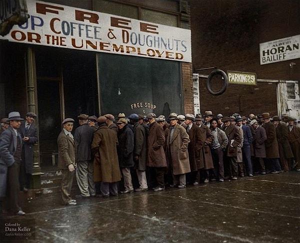 11. İtalyan asıllı Amerikalı mafya lideri Al Capone’un Büyük Buhran sırasında işsizler için ücretsiz çorba, kahve ve çörek dağıttığı dükkânın önündeki kuyruk - 1931.