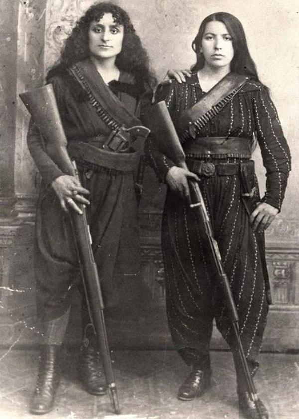 15. Osmanlı'ya karşı savaşmaya gitmek üzereyken tüfekleriyle poz veren iki Ermeni kadın. (1895)