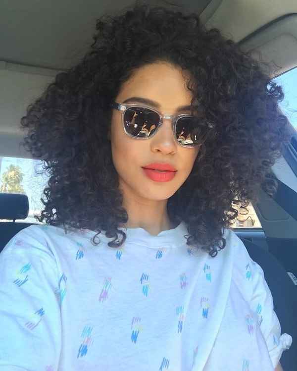 6. Естественные кудряшки ещё никто не отменял. А чтобы они были ещё более объёмными, сделайте ступенчатую стрижку: