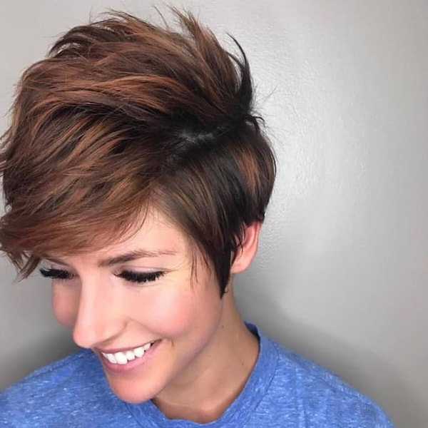 10. Если вас раздражают вечно торчащие во все стороны пряди, оставьте их в стрижке пикси более длинными на макушке: