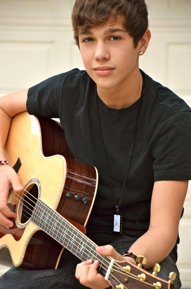 Aslına bakarsanız, Justin Bieber'a o dönem rakip olarak çıkan bir başka isim Austin Mahone'ye daha çok benziyor.