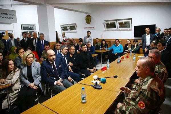 Askerlere moral için bir araya gelen ünlü isimleri, Cumhurbaşkanı Erdoğan kamuflajla karşıladı.