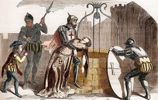 Jeanne d'Arc ile omuz omuza savaşan ve yeteneklerini herkese kanıtlayan de Rais'e 25 yaşındayken Kral VII. Charles tarafından mareşal rütbesi verildi.