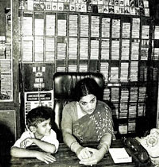 Titu ve Uma adeta geçmişi yâd etmeye başlarlar. Titu, anıları tazelerken birlikte gittikleri bir panayırdan bahseder Uma'ya.