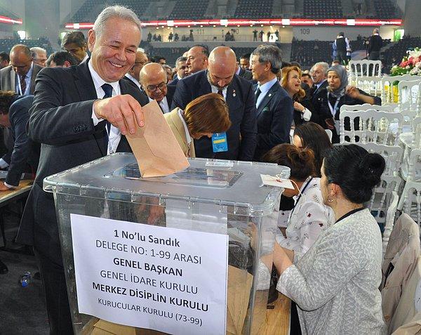 İYİ Parti Genel Sekreteri Aytun Çıray, bin 64 delegenin imzasıyla kurultayı açtıklarını belirtti. Divan Başkanlığına Abdul Ahat Andican seçildi.