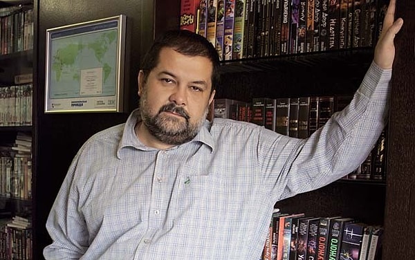 8. Обратимся к современным писателям. Известный автор "Дневного дозора" и "Ночного дозора" - прирождённый коллекционер. Но вот чего?