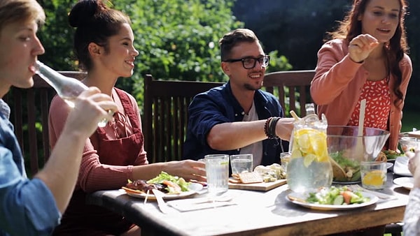 10. Не напоминайте о неловких ситуациях ваших знакомых при других людях.