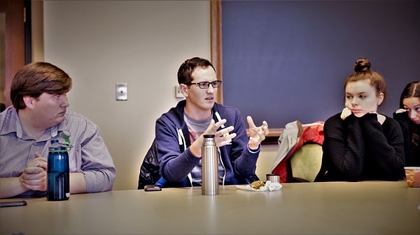 11. Не перебивайте. Все просто. Дождитесь, пока другие закончат говорить.