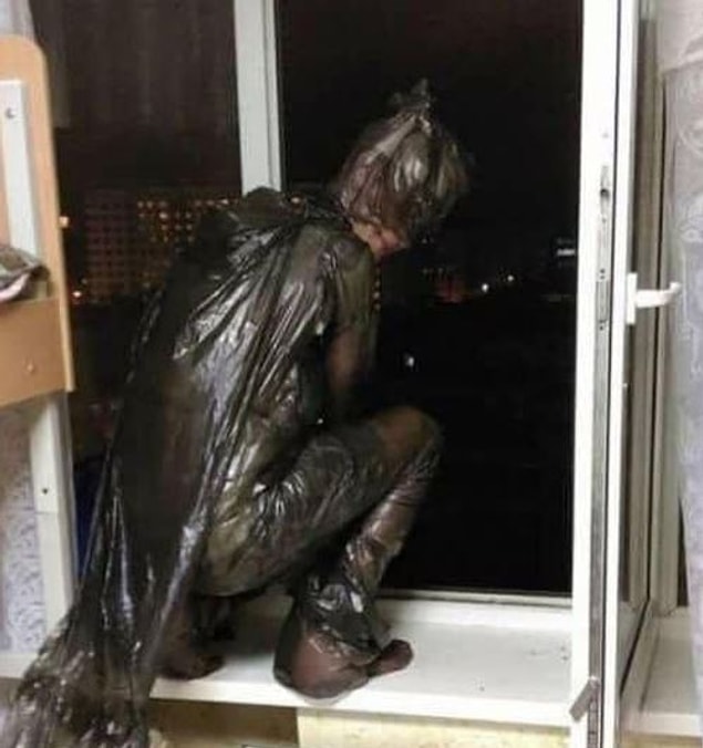13. Jumbo boy siyah çöp poşeti ile siz de evinizde Batman olabilirsiniz. :)