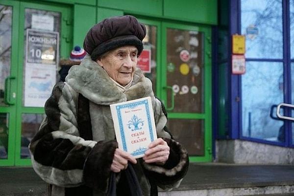 9. Ekaterinburg sokaklarında kar kış demeden kitaplarını satmak için çabalayan Vera Teyze için gönüllüler para topladı ve kitabını gerçek bir yayınevinde bastırıp satmasına yardımcı oldular.