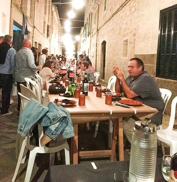8. İspanya'nın bir köyü olan Binissalem'de her yıl bir akşam tüm mahalleli bir araya gelip yemek yer. 12.000 kişiye yakın bir aile yemeği gibidir...