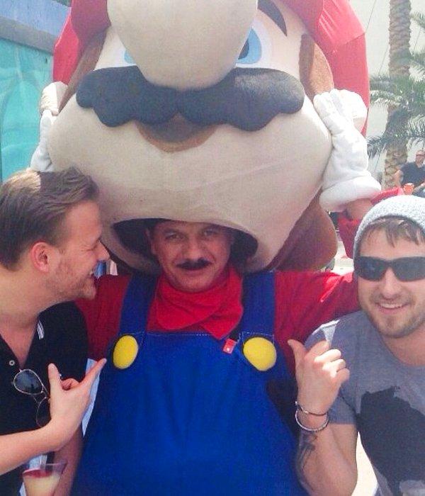 12. Mario kostümünün içindeki gerçek Mario.