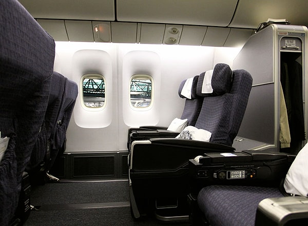 4. Но переломным моментом в жизни Басси стало то, что при посадке выяснилось, что он занимает два места. И одному человеку пришлось ждать следующего рейса, чтобы спастись от пожара.