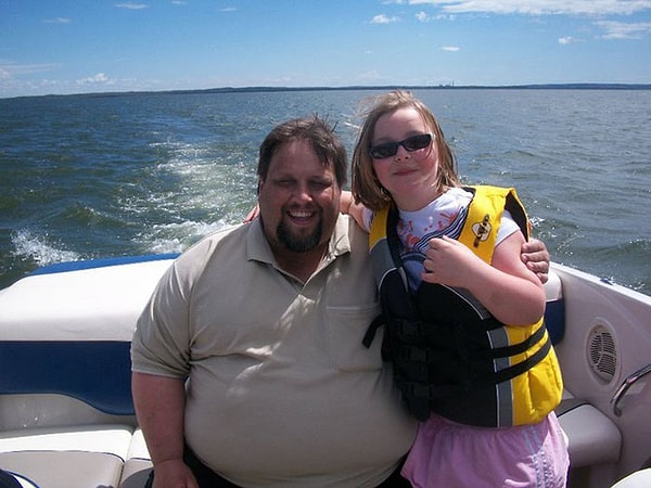 2. Когда Тони Басси прибыл в аэропорт, его поставили в начало очереди из-за лишнего веса.