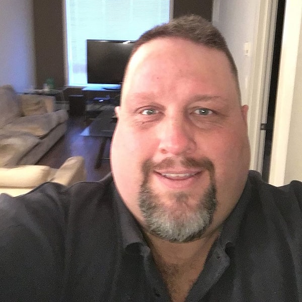 3. Мужчина был настолько тучным, что едва мог самостоятельно надеть носки.